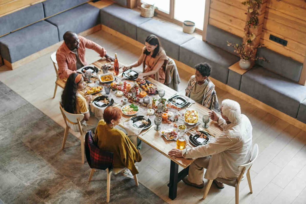 Reunión familiar alrededor de una mesa amplia