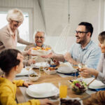 La familia comiendo toda junta es una fiesta. Todos alrededor de la mesa comedor.