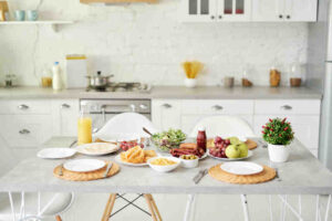 Cocina blanca acogedora con mesa comedor