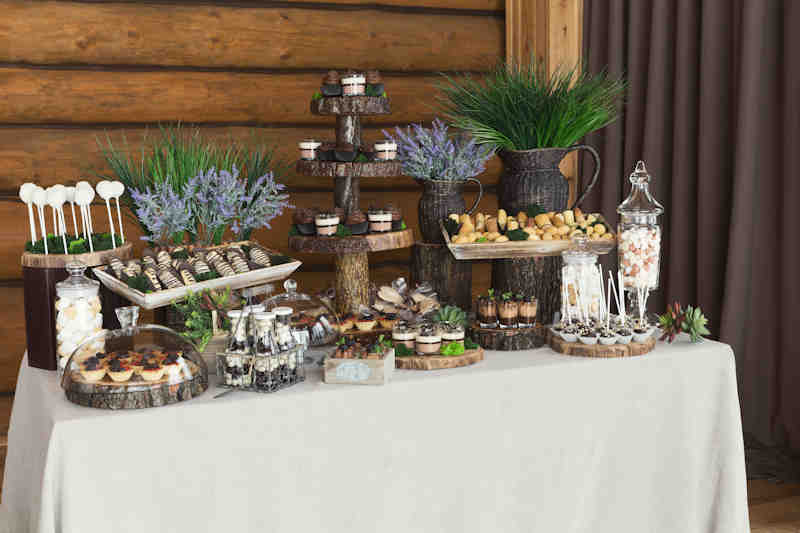 Mesa de postres con plantas decoracion