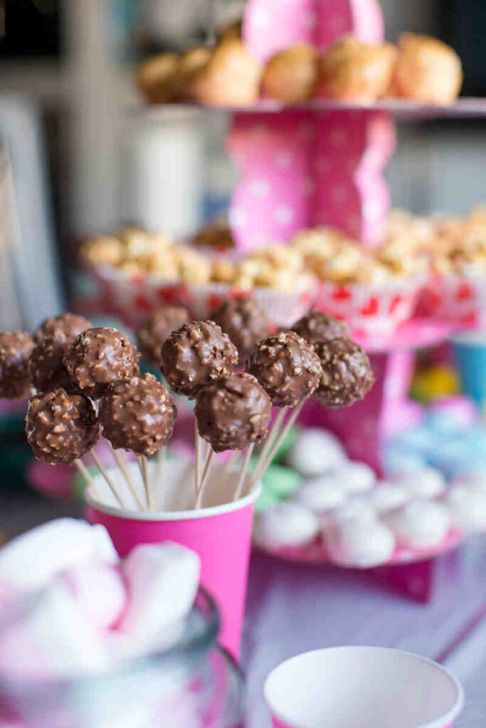 Piruletas de chocolate en mesa de dulces